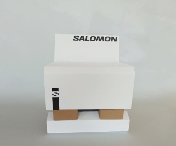 PLV Salomon Chaise en carton vue de face