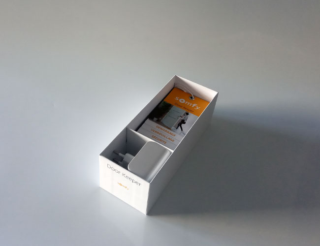 Packaging Somfy conception du Coffret Door Keeper packaging des accessoires ouvert complétement