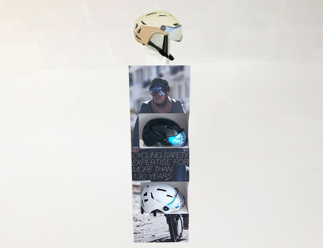 totem casque de vélo vue de face avec support casque MAVIC